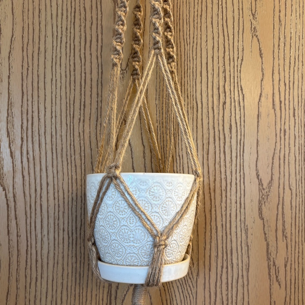 Elegant macramé plant hanger with pot